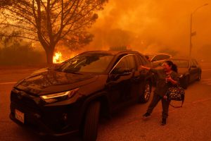 kebakaran-hutan-mengancam-los-angeles-ribuan-warga-dievakuasi