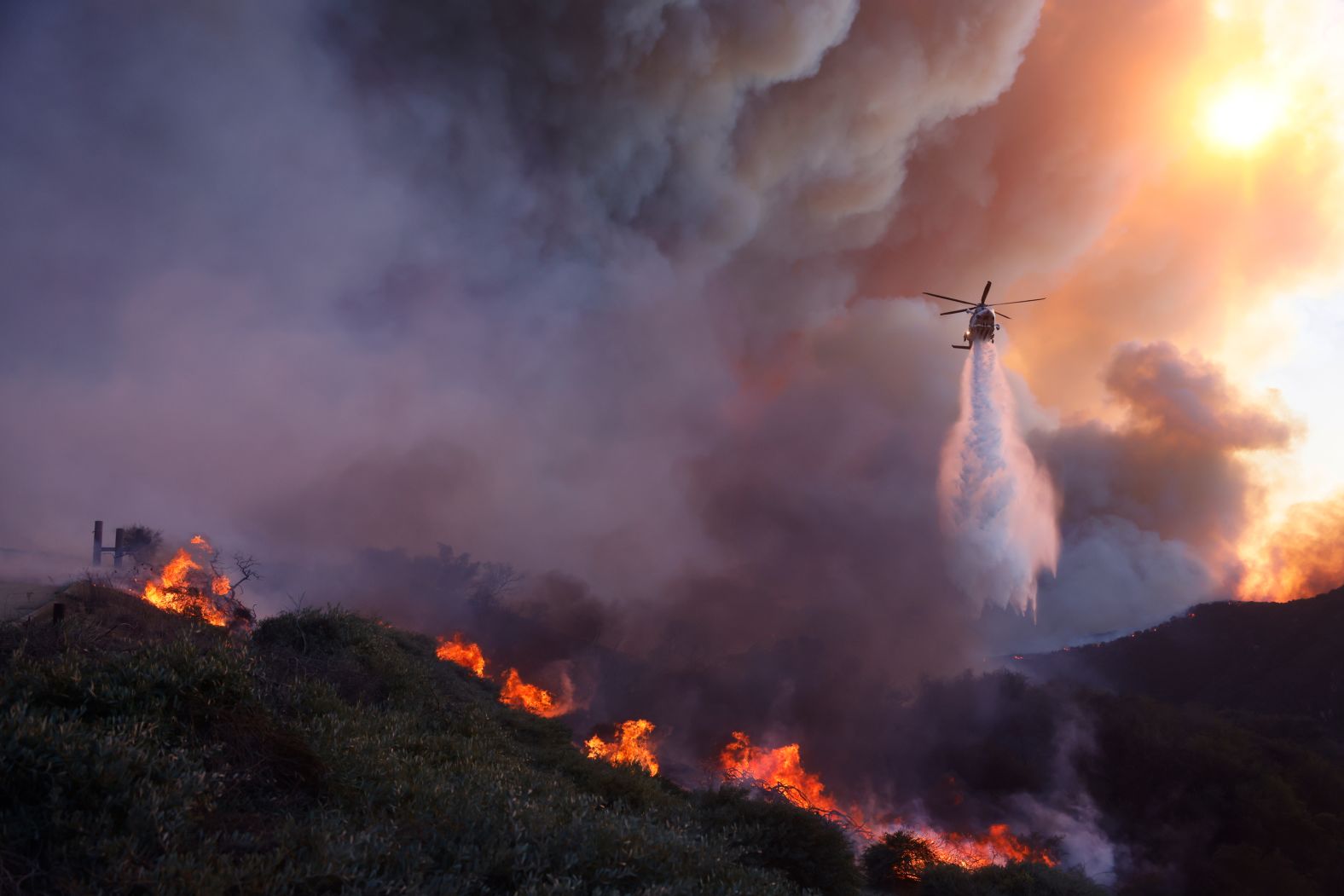 kebakaran-hutan-mengancam-los-angeles-ribuan-warga-dievakuasi