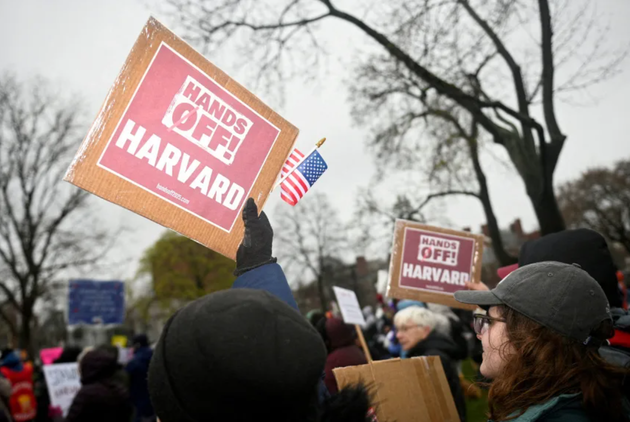 lulusan-harvard-hadapi-ancaman-politik-di-tengah-perayaan-wisuda